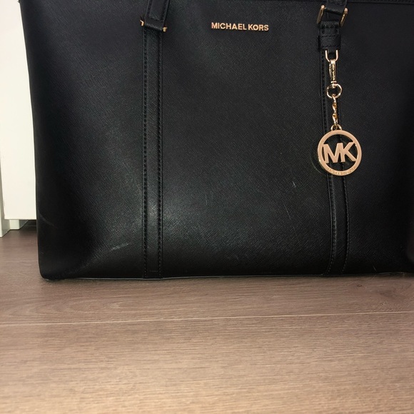 Micheal Kors Tote - Picture 2 of 5